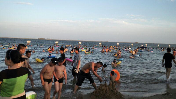 "虽然景色总体一般，但是对于长三角地区没有什么好海滩的地方来说也可以一玩了。要来还是找个人少的时候吧_金山城市沙滩"的评论图片