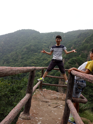 "风景很好，服务也好，就是开发力度不够，基础设施末完全到位，宣传力度亟待加强，车载导航都不能搜索..._望仙大峡谷"的评论图片