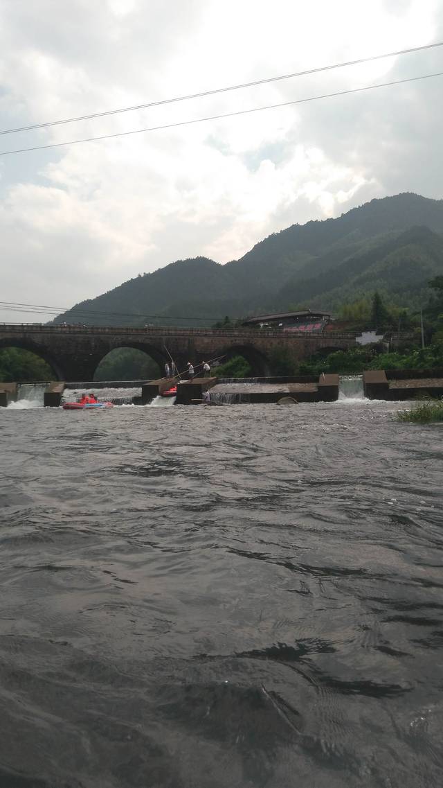 黄山休宁颜公河漂流