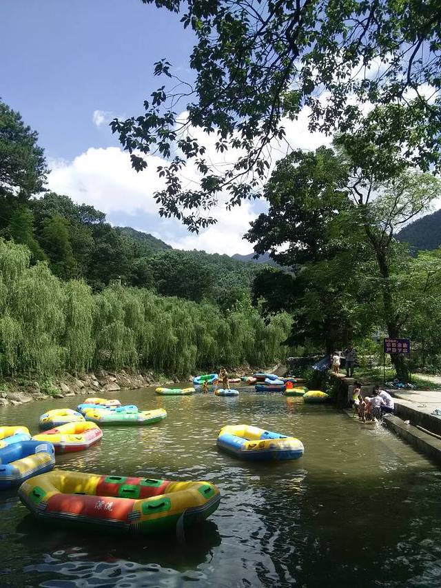 白云峰峡谷漂流