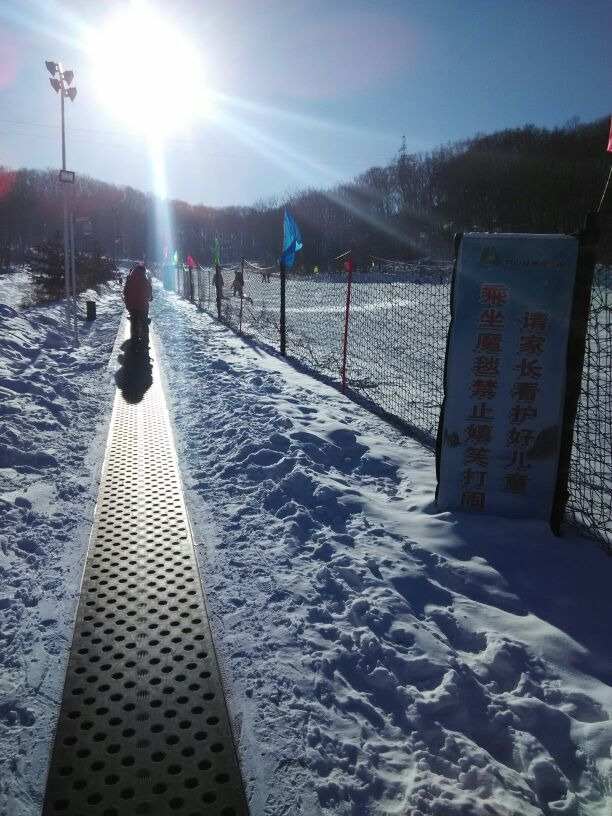 鸣山绿洲滑雪场