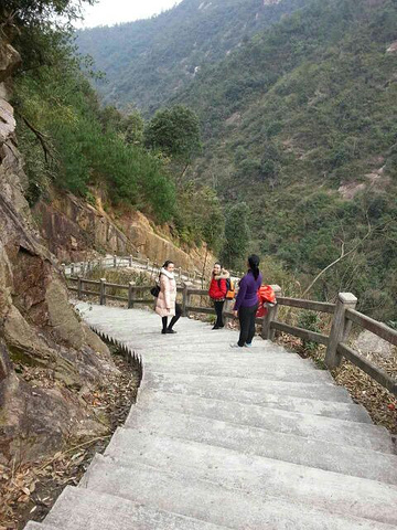 "小别墅门口都有小温泉池，非常喜欢这里！温泉也非常好，有一个大池和一些小池，小池适合一家人泡_大东山"的评论图片