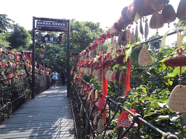 幸福门景点的黎族女孩摸耳朵拍照,湿地公园的花车是收费项目_呀诺达