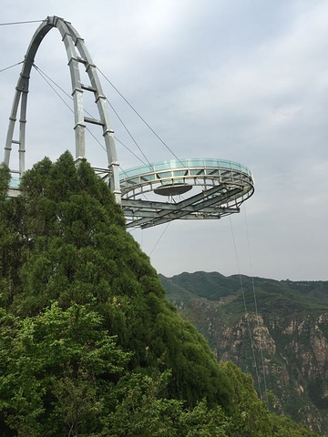 "建议游玩的人避开周末，缆车票价平时50，周末节假100，上山时沿水边走，道路平缓，只有一个21..._石林峡"的评论图片