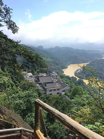 "下雨这两天，长老峰爬到山顶风景挺美的，99天梯那里爬上去有点恐惧，上面没有什么风景看，网络买票很方便_丹霞山"的评论图片