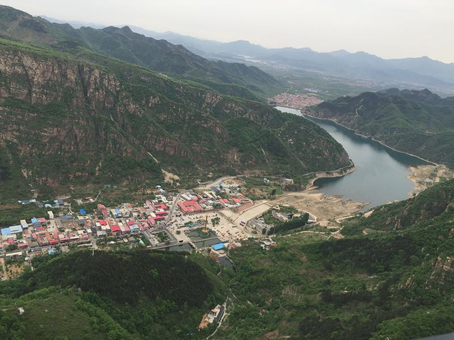 "建议游玩的人避开周末，缆车票价平时50，周末节假100，上山时沿水边走，道路平缓，只有一个21..._石林峡"的评论图片