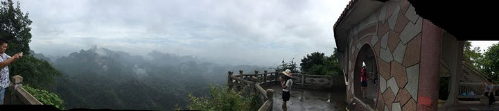 "下雨这两天，长老峰爬到山顶风景挺美的，99天梯那里爬上去有点恐惧，上面没有什么风景看，网络买票很方便_丹霞山"的评论图片