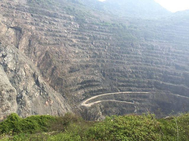 最深的矿坑很震撼,号称"亚洲第一天坑".