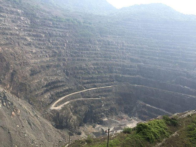 最深的矿坑很震撼,号称"亚洲第一天坑".