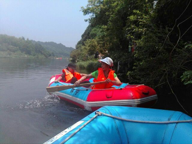 黄山休宁颜公河漂流