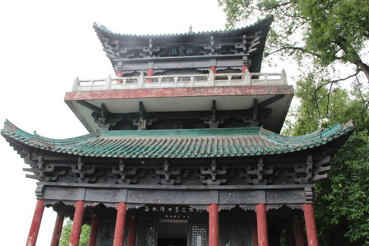 2023东坡赤壁又名黄州赤壁,文赤壁,俗称赤壁公园,位于古城黄州的西北