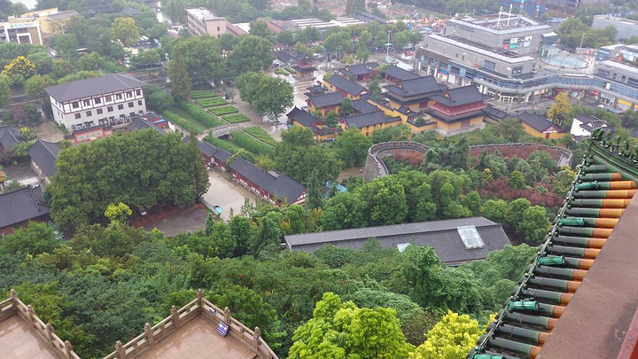 登楼观江的兴致看到楼匾政通人和不禁背起庆历四年春滕子京谪守巴陵郡