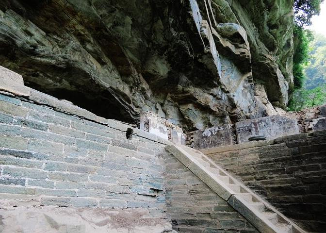 此岩悬嵌于峭壁中部飞临深谷峭壁夹岸林木幽深玉虚岩为武当山规模较大