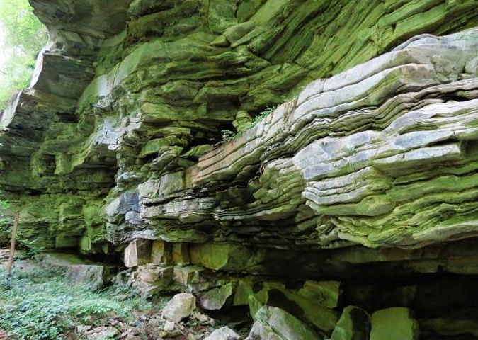 此岩悬嵌于峭壁中部飞临深谷峭壁夹岸林木幽深玉虚岩为武当山规模较大