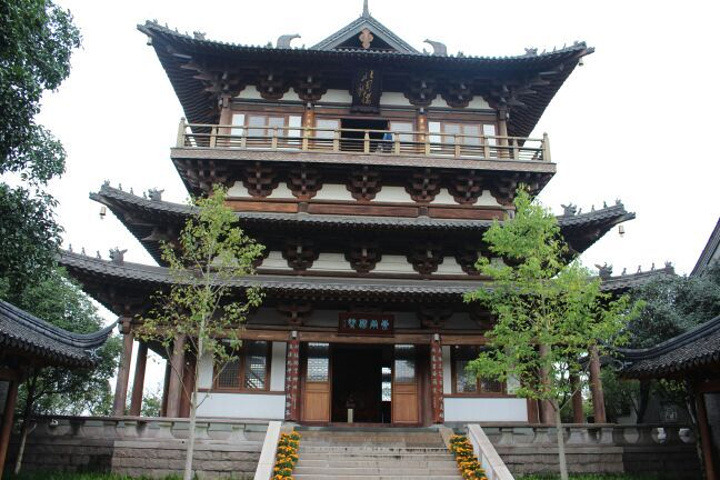 我这次去镇江,主要是冲着北固山和金山(民间传说白娘子"水漫金山",就