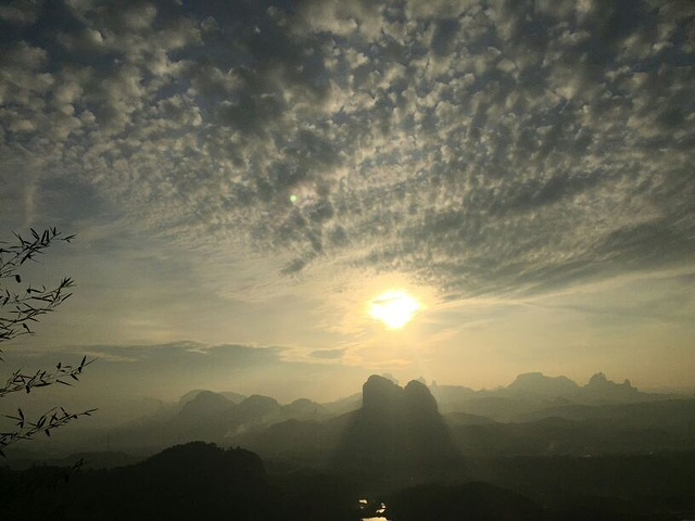 "刚好去的两天天气非常好，很适合爬山，第一天看了日落第二天看了日出云海，很满意，看日出坐索道上得..._丹霞山"的评论图片