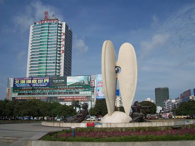 北部湾广场-南珠魂雕塑