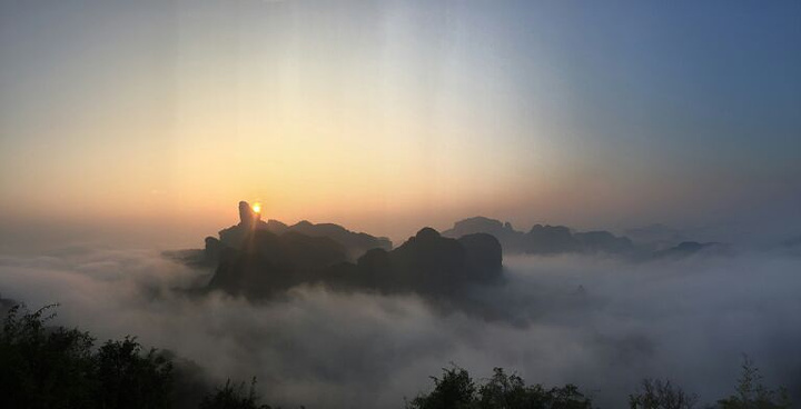 "刚好去的两天天气非常好，很适合爬山，第一天看了日落第二天看了日出云海，很满意，看日出坐索道上得..._丹霞山"的评论图片