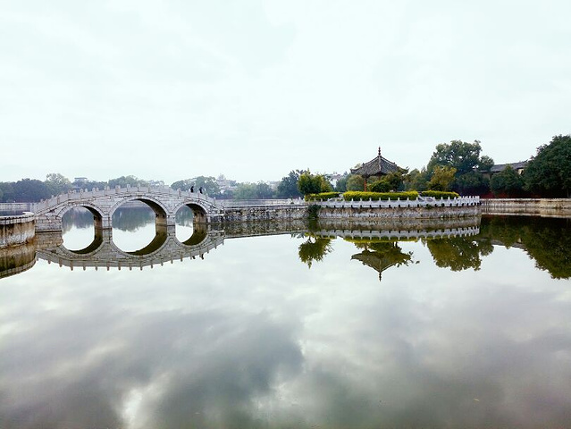 泮池很美,很多烧高香的人,买个家里没学生,还看到了在念论语的小盆友