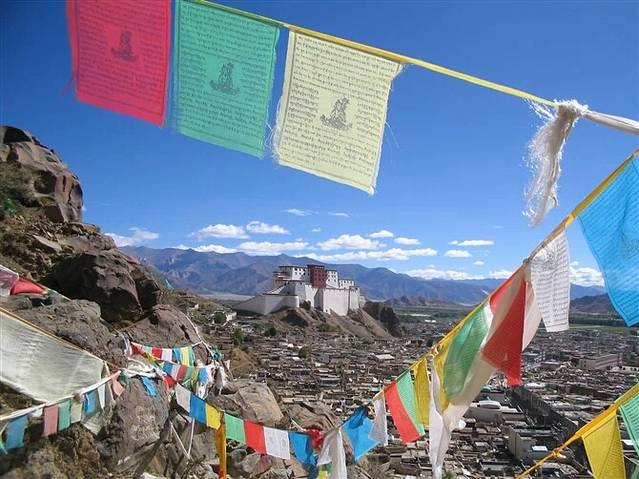 西藏日喀则宗山