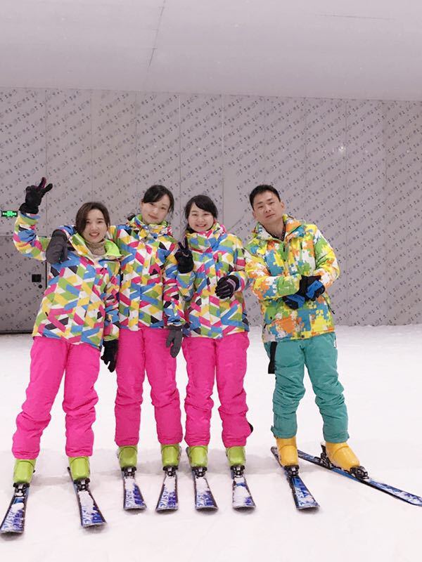 桃花雪缘室内滑雪场