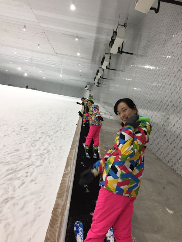 桃花雪缘室内滑雪场