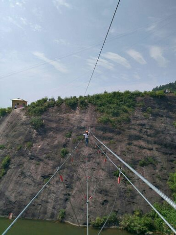 我本来该从正门进去,结果工作人员搞错了,让我去石佛山缆车进,石佛山