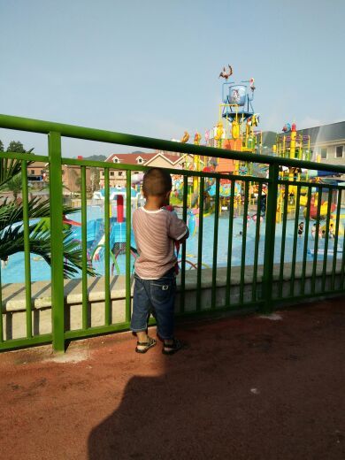 万山彩虹海水上乐园