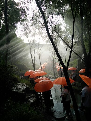 "孩子大人都玩的很开心，我建议准备玩漂流的人，请不要买雨衣，一点用都没有，身上根本湿不了，想去玩..._雪山彩虹谷旅游区"的评论图片