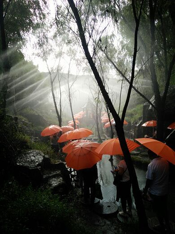 "孩子大人都玩的很开心，我建议准备玩漂流的人，请不要买雨衣，一点用都没有，身上根本湿不了，想去玩..._雪山彩虹谷旅游区"的评论图片