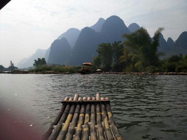 "遇龙河做竹筏漂流，感觉很棒，山水很美，人在画中游。河水清澈，我去了两次而且都是在这家订的票_遇龙河景区"的评论图片