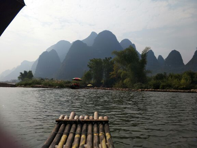 "遇龙河做竹筏漂流，感觉很棒，山水很美，人在画中游。河水清澈，我去了两次而且都是在这家订的票_遇龙河景区"的评论图片