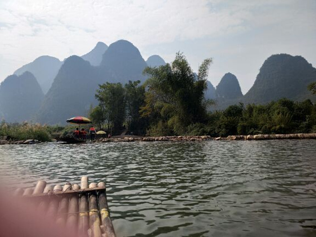 "遇龙河做竹筏漂流，感觉很棒，山水很美，人在画中游。河水清澈，我去了两次而且都是在这家订的票_遇龙河景区"的评论图片