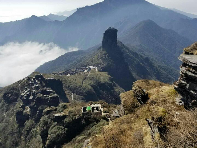 穿過雲層就出大太陽了,山頂很熱,下了纜車,就爬了老金頂(最高)上下