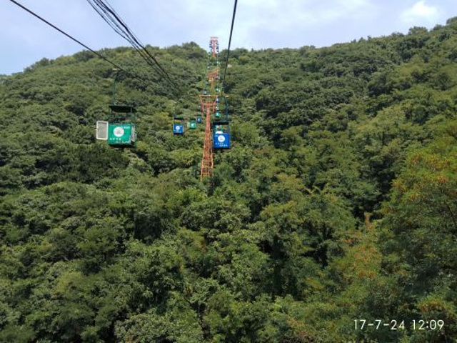 "还有山上免费烧香的最好不要去烧你懂的 坑你没商量 就感觉山顶的景色其实还不错 水帘洞那也挺好 ..._花果山"的评论图片