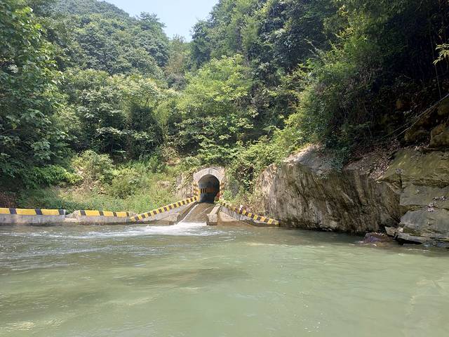 会稽山峡洞漂流