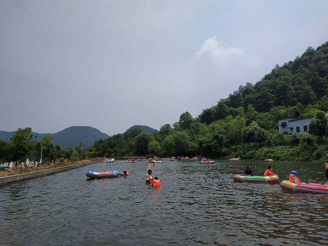 会稽山峡洞漂流