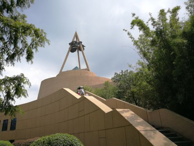 件还需提升啊馆里人并不多但是讲解员排队排到了两个小时以后馆里的