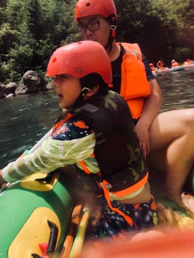 安吉深溪峡谷漂流