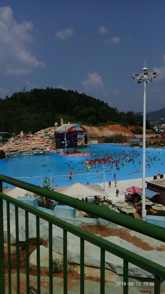 万山彩虹海水上乐园