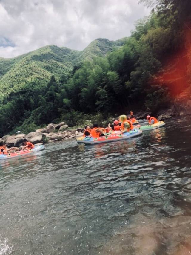 安吉深溪峡谷漂流