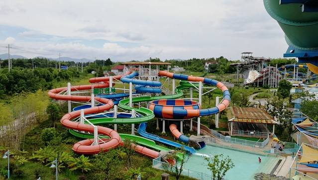 安吉欢乐风暴水上乐园