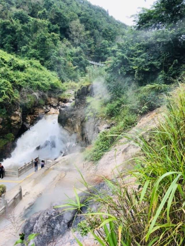腾冲洞山温泉村