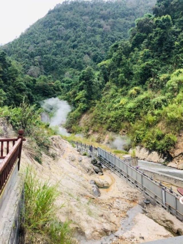 腾冲洞山温泉村