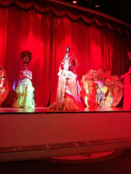 三亚果喜红艺人剧场