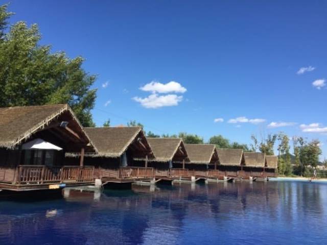 思拉堡温泉小镇