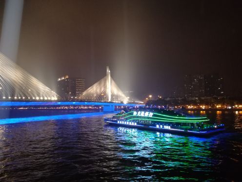 珠江夜游蓝海豚游船