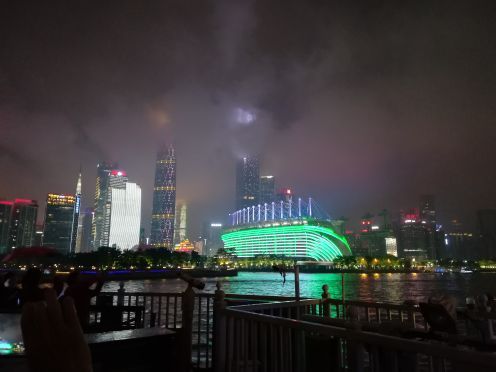 珠江夜游蓝海豚游船