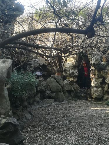 个园是一家园林风貌的私家花园住宅进入园区的确主人是一位文化涵养都