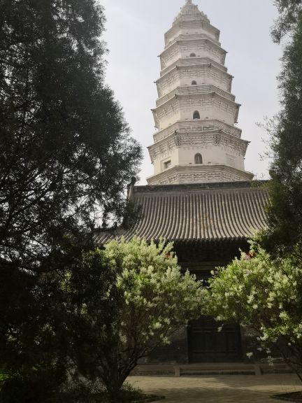 无边寺白塔景区